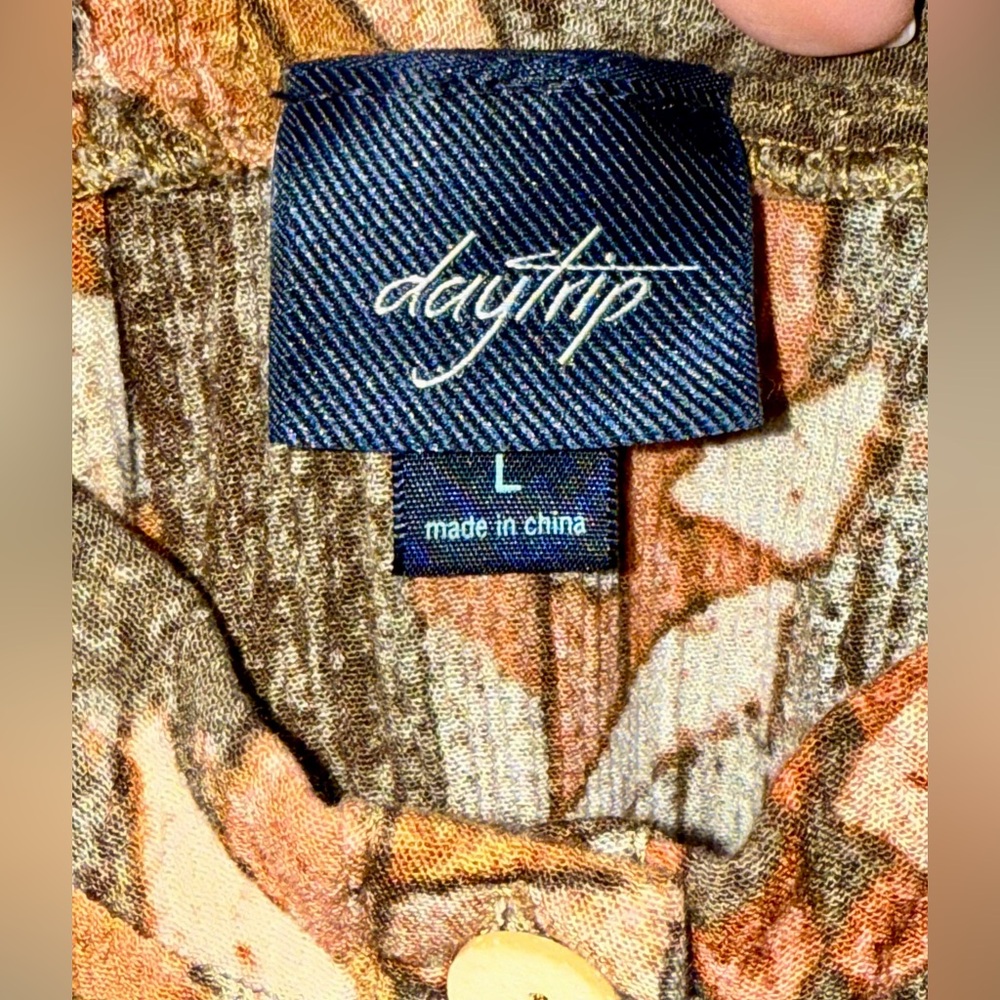 Daytrip Button Down Tank, Size Large - Picture 3 of 3